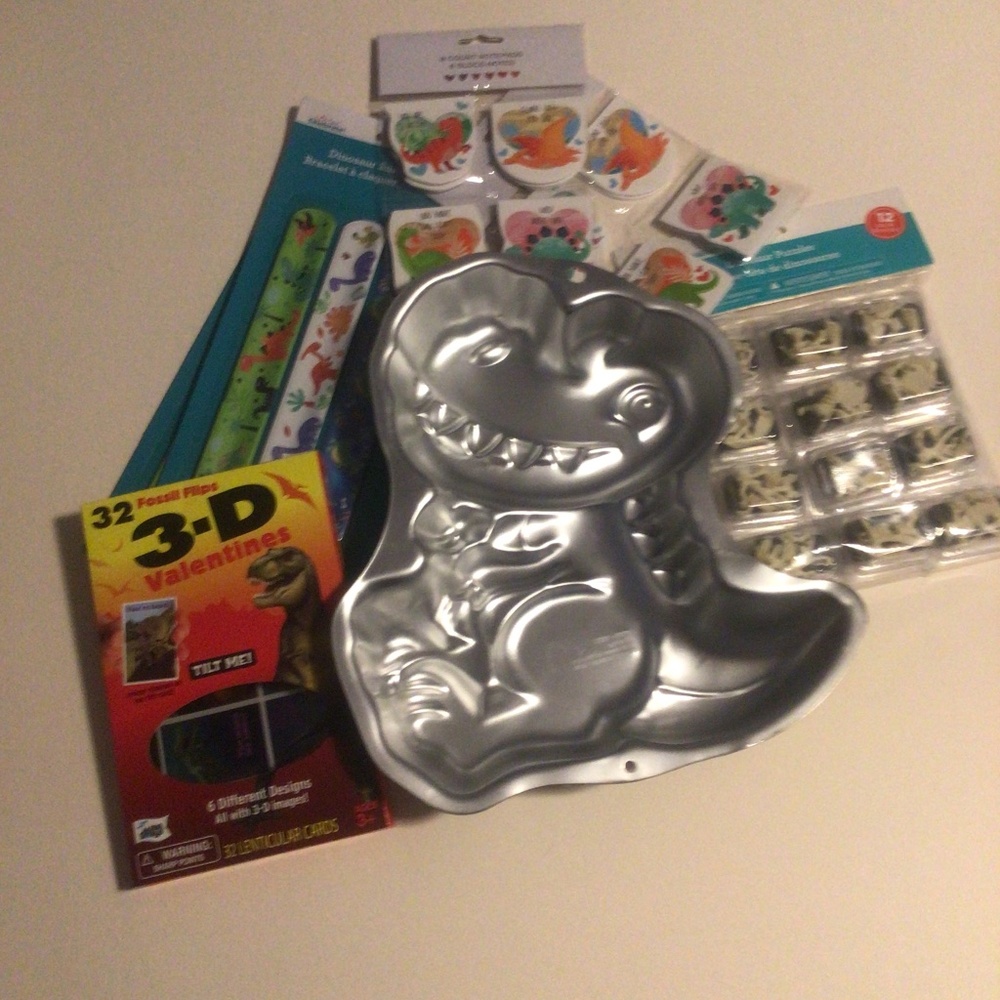 Wilton 🦖 Dinosaur Character Cake Pan with Dinosaur Themed Party Favours
